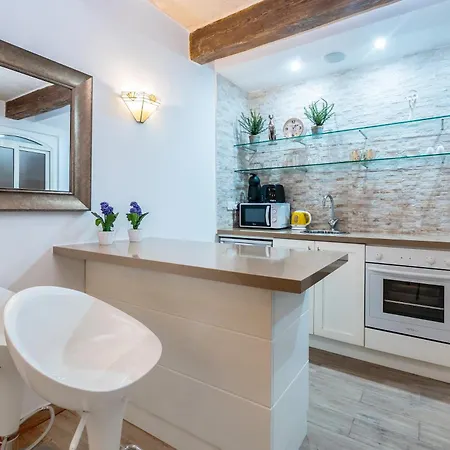 Main Street Deluxe * Valletta