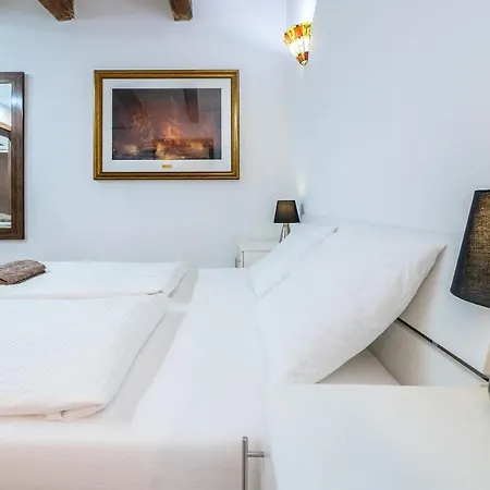 Main Street Deluxe Lejlighed