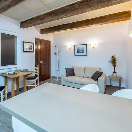 Main Street Deluxe * Valletta