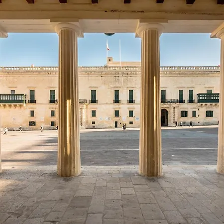 Main Street Deluxe * Valletta