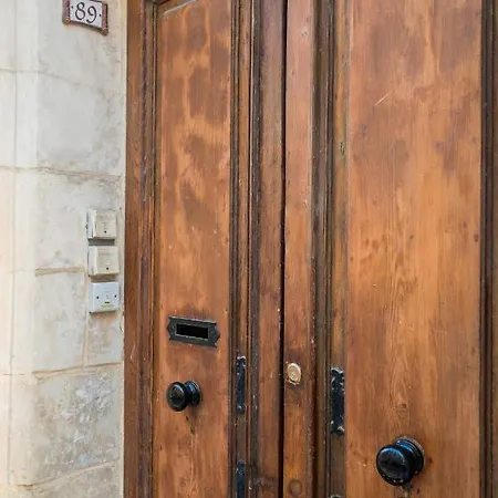 Main Street Deluxe * Valletta