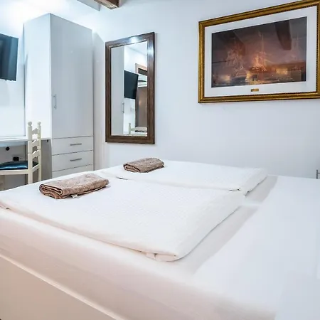 Main Street Deluxe * Valletta